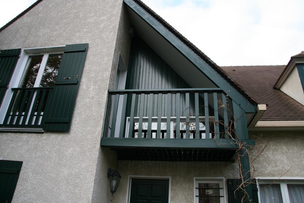 メゾン＝ラフィット Les Hibiscus Bed & Breakfast エクステリア 写真