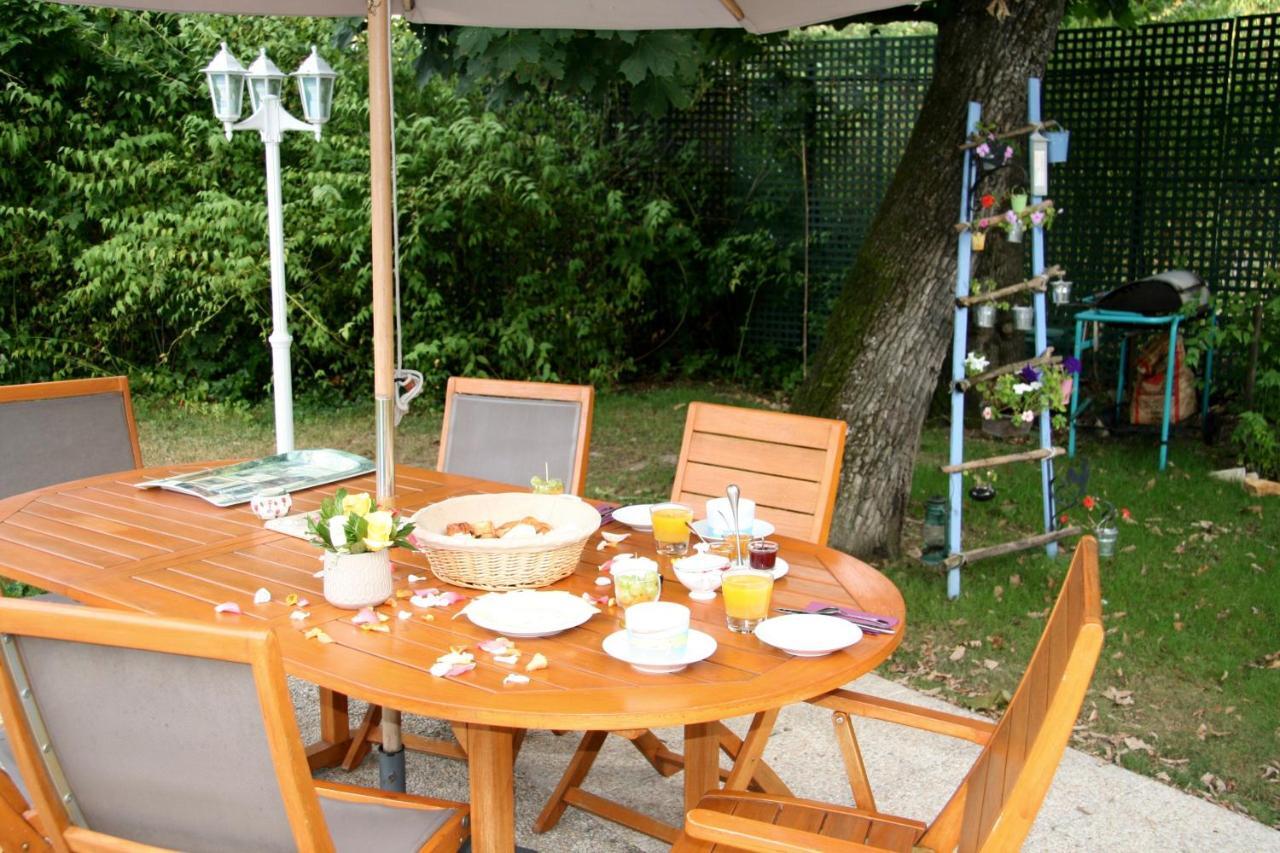 メゾン＝ラフィット Les Hibiscus Bed & Breakfast エクステリア 写真